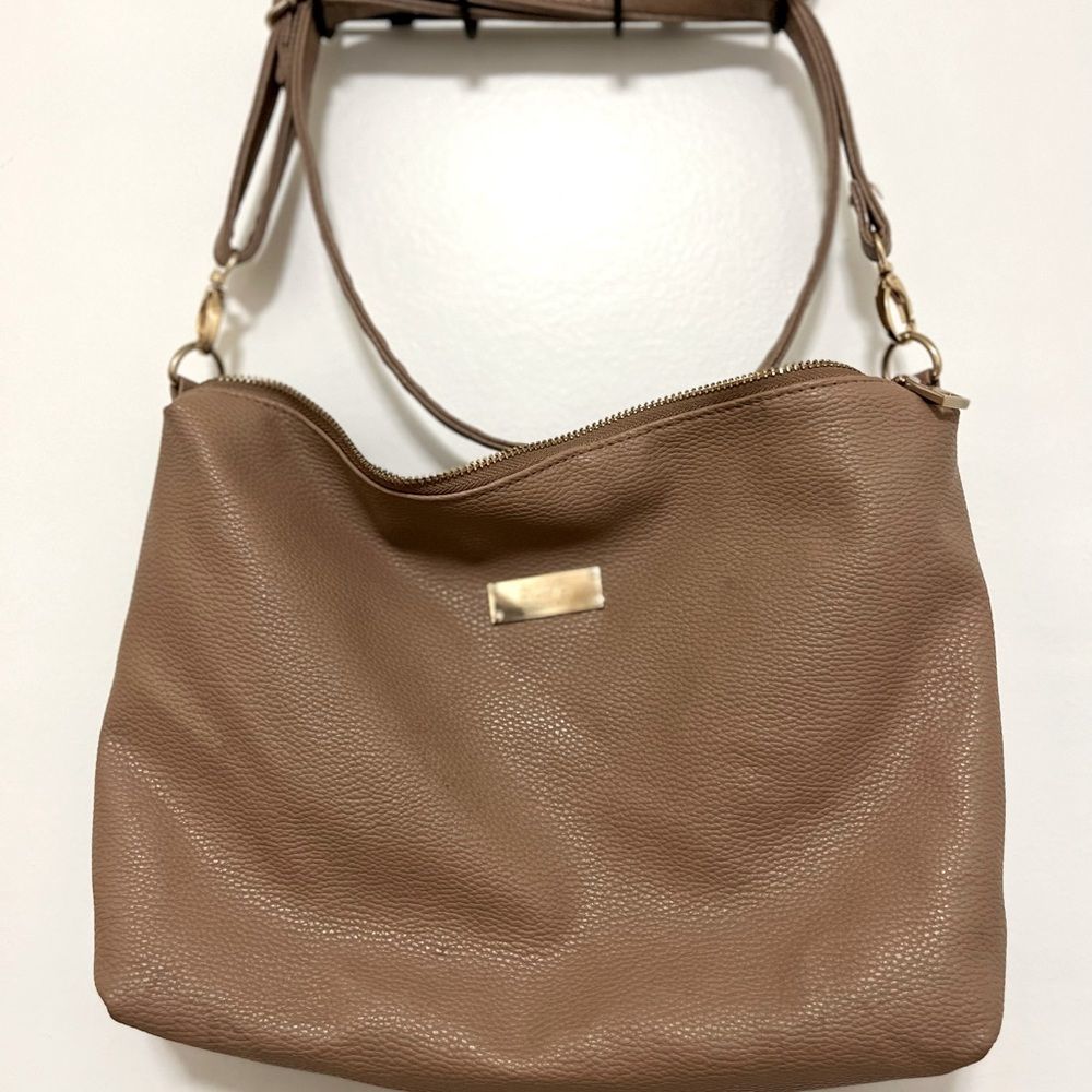 BCBG MAX EZRA TAN CROSSBODY PURSE/bag